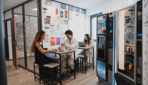 Photo de nos étudiants à Itecom Aix dans notre cafétéria